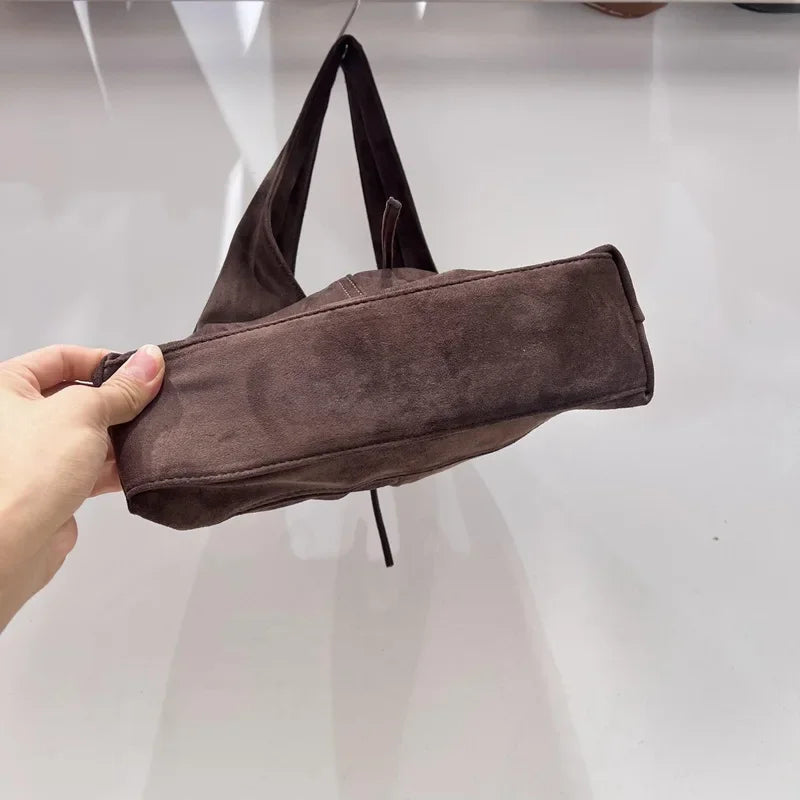 Elegant suede slouch bag