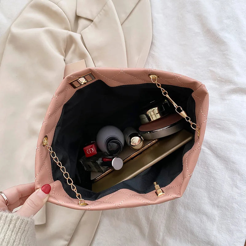 Fashionable leather tote bag