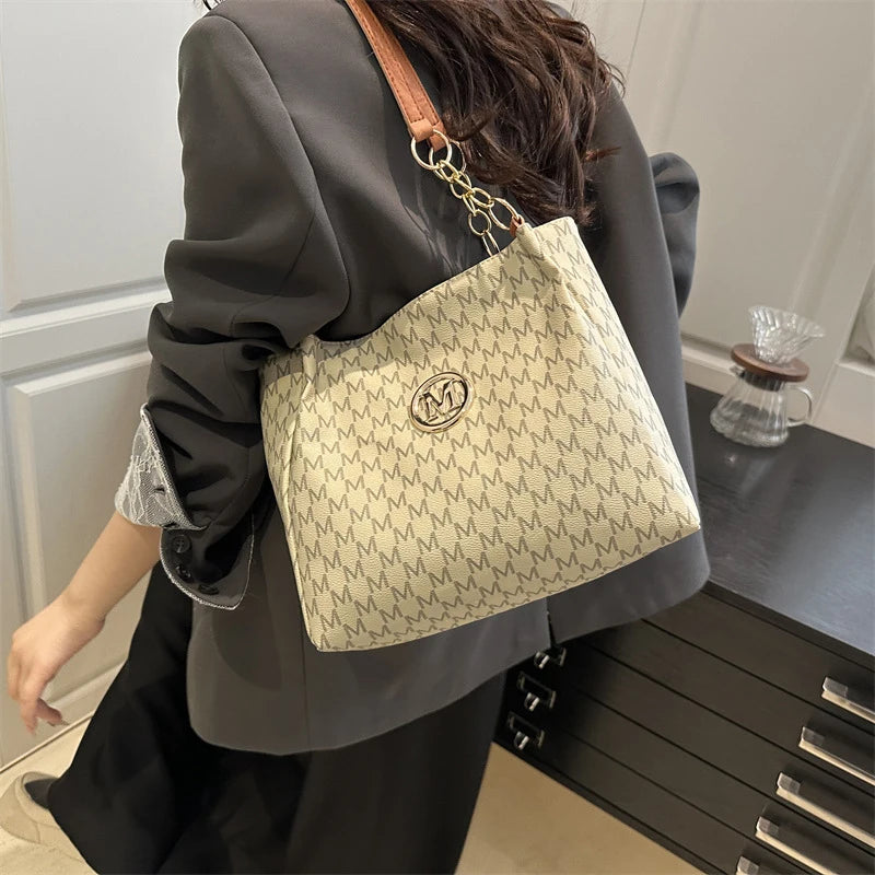 Shoulder leather tote bag with zipper