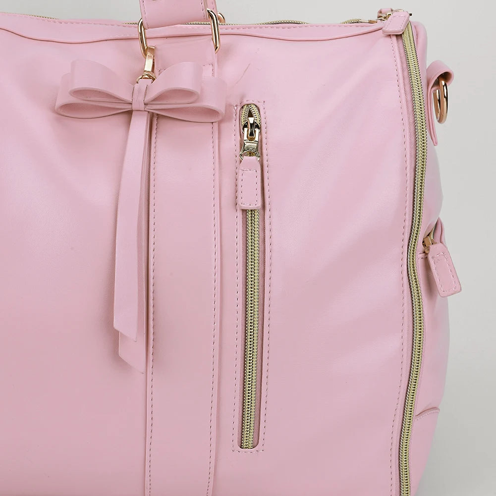 Elegant leather holdall with shoulder strap