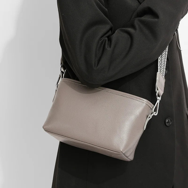 Sleek leather shoulder handbag