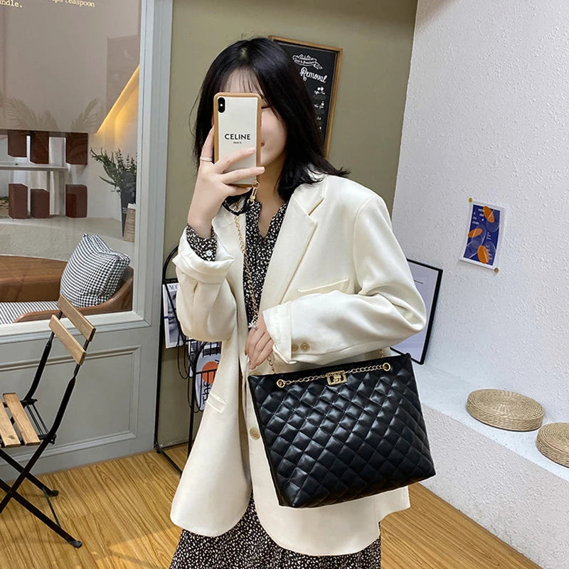 Fashionable leather tote bag