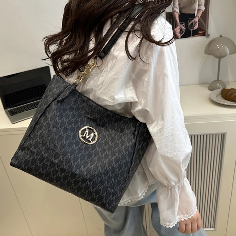 Shoulder leather tote bag with zipper